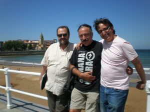 Junto a otros dos grandes escritores, sus amigos, Juan Bas y José Carlos Somoza, en Gijón.