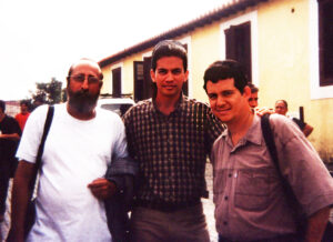 Garrido junto a dos hermanos escritores, a quienes él ayudó a llegar a los pies de Cristo: Guillermo Vidal y Amir Valle.