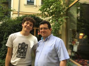 Con el escritor mexicano Alonso Burgos,. Presentación de su libro de cuentos en Andenbuch, Berlín, 2019.