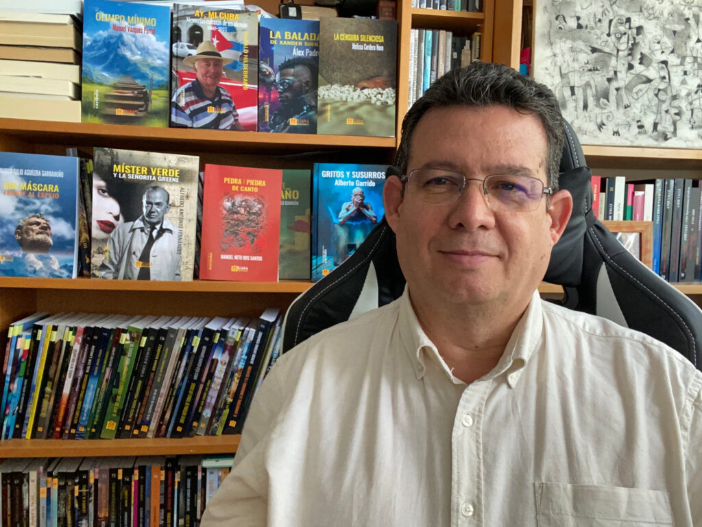 Amir Valle - Escritor y Periodista. Fundador y director de Ilíada Ediciones. En su oficina, con los libros de Ilíada detrás, Berlín, 2025.