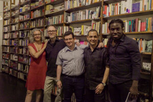 Berlín 2018. Presentación en Andenbuch de tres autores de Ilíada. En la foto, la librera Teresa Cosci, el italiano Giovanni Agnoloni, Amir Valle y los cubanos Luis González y Hendrik Rojas.